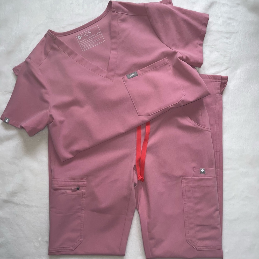 FIGS Chalk pink scrub set XXS